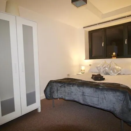 #stayhere 1 - Sleeps 4, Close To Leeds City Apartmán